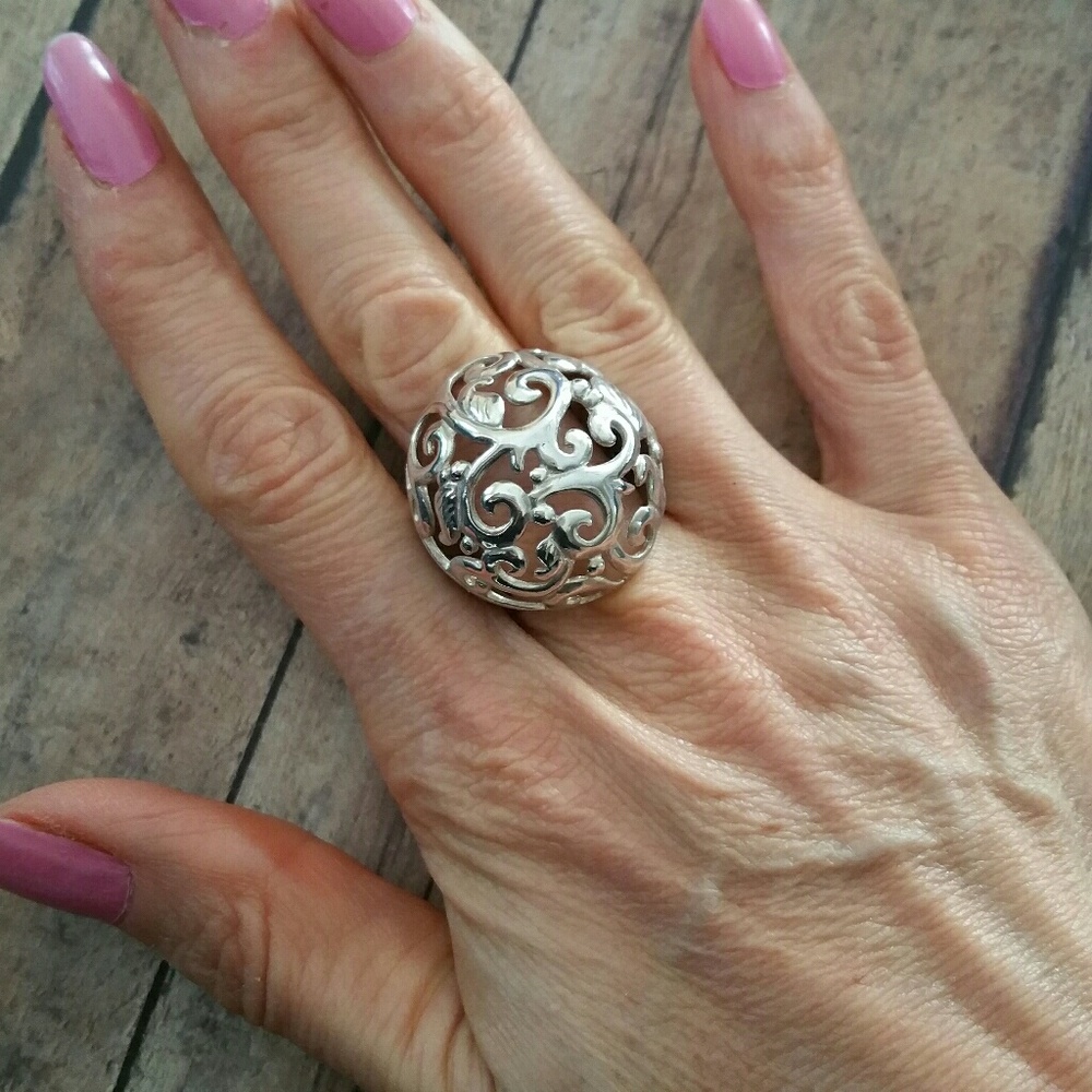 Swirly girl ring